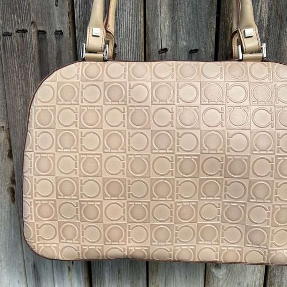 Salvatore Ferragamo Vintage Y2K Gancini Embossed Leather Handbag Beige - Picture 3 of 16